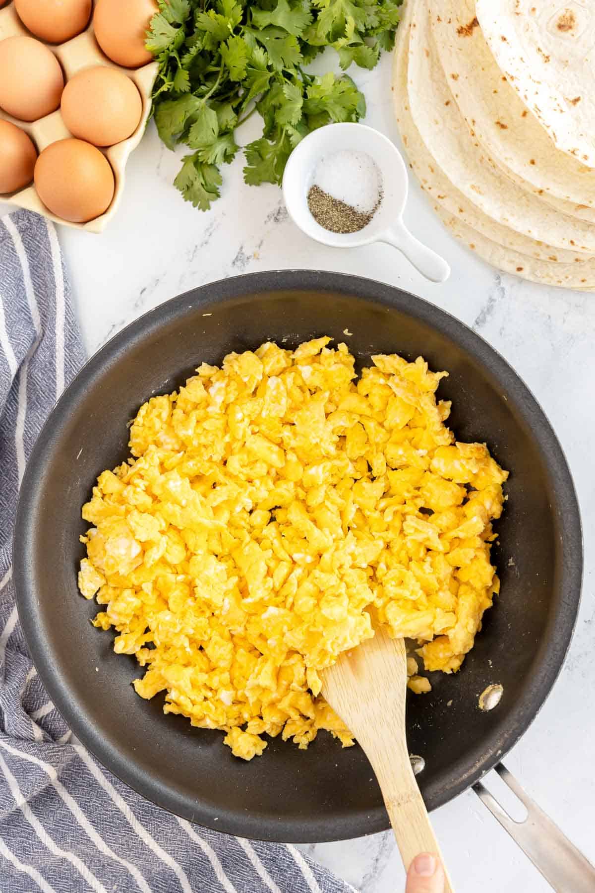 How to Scramble Eggs – step by step